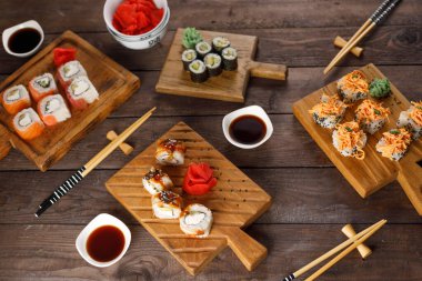 Ahşap arka planda iştah açıcı dürümler. Japon yemeği konsepti. Yakın plan..