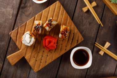 Ahşap arka planda iştah açıcı dürümler. Japon yemeği konsepti. Yakın plan..