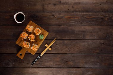 Ahşap arka planda iştah açıcı dürümler. Japon yemeği konsepti. Yakın plan..