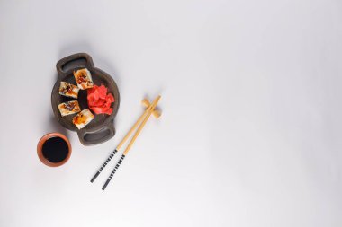 Beyaz arka planda iştah açıcı börekler. Japon yemeği konsepti. Yakın plan..