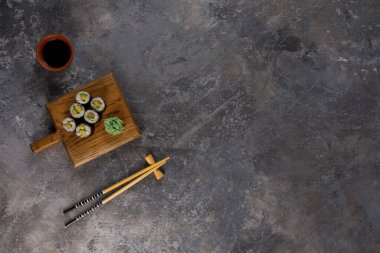 Dokulu arka planda iştah açıcı börekler. Japon yemeği konsepti. Yakın plan..