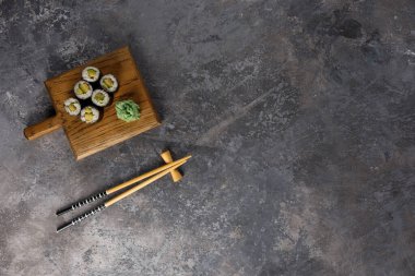 Dokulu arka planda iştah açıcı börekler. Japon yemeği konsepti. Yakın plan..