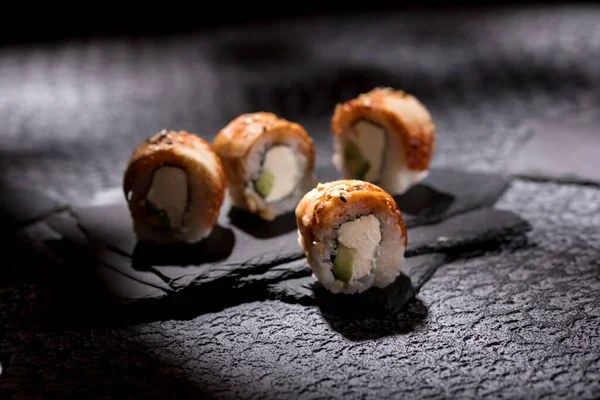 Appetitliche Brötchen Auf Einem Strukturierten Schwarzen Hintergrund Japanisches Ernährungskonzept Nahaufnahme — Stockfoto