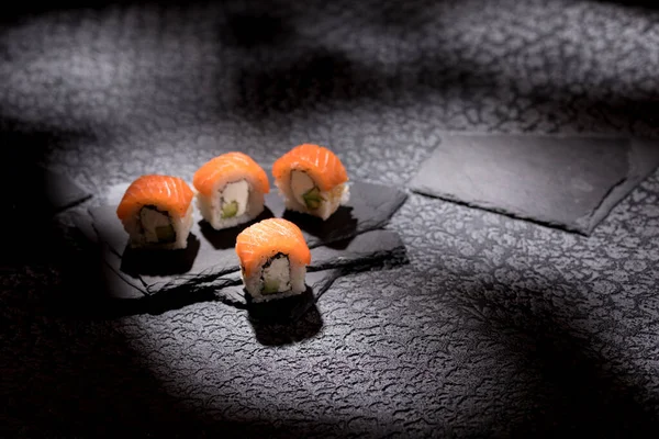 Siyah Bir Arka Planda Iştah Açıcı Börekler Japon Yemeği Konsepti — Stok fotoğraf