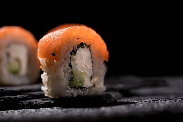 質感の黒い背景にロールを食欲をそそる 日本料理のコンセプト — ストック写真