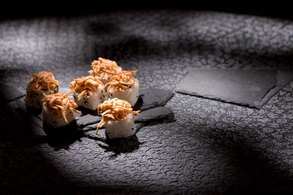 Siyah Bir Arka Planda Iştah Açıcı Börekler Japon Yemeği Konsepti — Stok fotoğraf