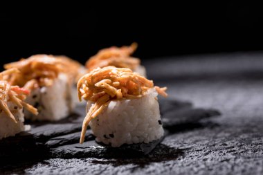 Siyah bir arka planda iştah açıcı börekler. Japon yemeği konsepti. Yakın plan..