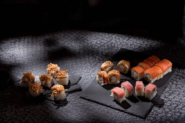 質感の黒い背景にロールを食欲をそそる 日本料理のコンセプト — ストック写真