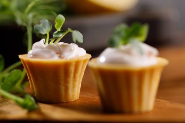 Hafif kremalı kanepeler. Mikro yeşilliklerle hayat. Aperatif atıştırmalık konsepti. Yakın plan.