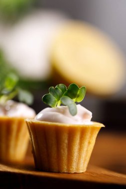 Hafif kremalı kanepeler. Mikro yeşilliklerle hayat. Aperatif atıştırmalık konsepti. Yakın plan.