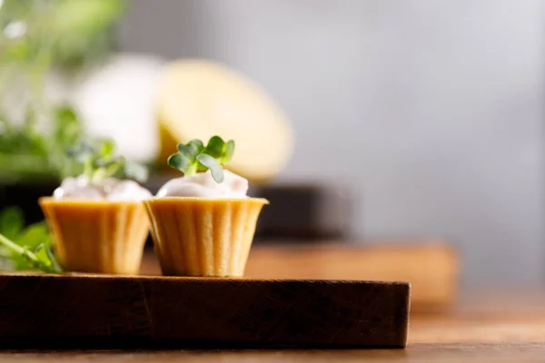 Canapes Dengan Isian Krim Cahaya Masih Hidup Dengan Microgreens Konsep — Stok Foto