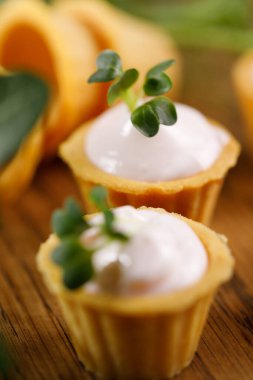 Hafif kremalı kanepeler. Mikro yeşilliklerle hayat. Aperatif atıştırmalık konsepti. Yakın plan.