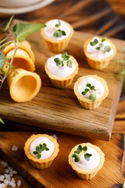 Hafif kremalı kanepeler. Mikro yeşilliklerle hayat. Aperatif atıştırmalık konsepti. Yakın plan.