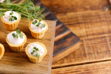 Hafif kremalı kanepeler. Mikro yeşilliklerle hayat. Aperatif atıştırmalık konsepti. Yakın plan.