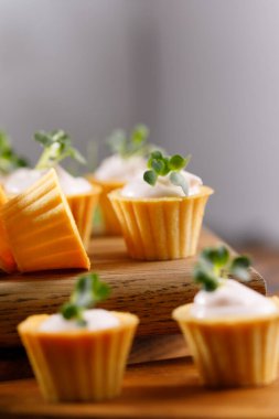 Hafif kremalı kanepeler. Mikro yeşilliklerle hayat. Aperatif atıştırmalık konsepti. Yakın plan.