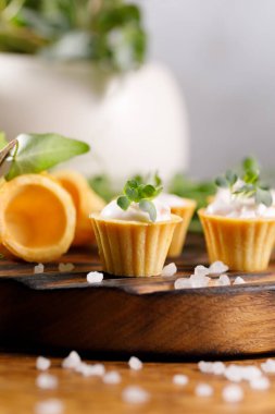 Hafif kremalı kanepeler. Mikro yeşilliklerle hayat. Aperatif atıştırmalık konsepti. Yakın plan.