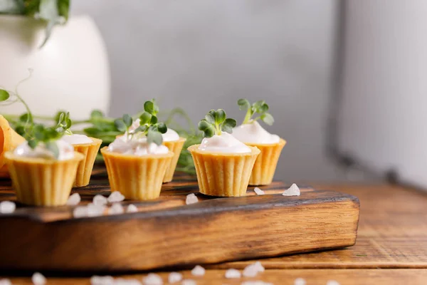 Canapes Dengan Isian Krim Cahaya Masih Hidup Dengan Microgreens Konsep — Stok Foto