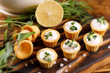 Hafif kremalı kanepeler. Mikro yeşilliklerle hayat. Aperatif atıştırmalık konsepti. Yakın plan.