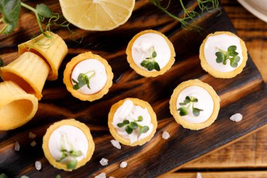 Hafif kremalı kanepeler. Mikro yeşilliklerle hayat. Aperatif atıştırmalık konsepti. Yakın plan.