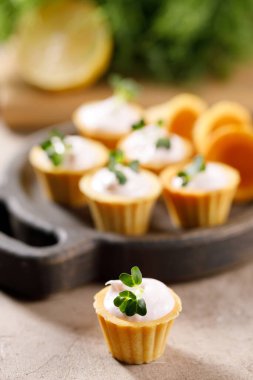 Hafif kremalı kanepeler. Mikro yeşilliklerle hayat. Aperatif atıştırmalık konsepti. Yakın plan.