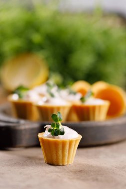 Hafif kremalı kanepeler. Mikro yeşilliklerle hayat. Aperatif atıştırmalık konsepti. Yakın plan.