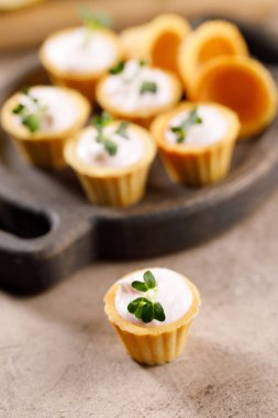 Hafif kremalı kanepeler. Mikro yeşilliklerle hayat. Aperatif atıştırmalık konsepti. Yakın plan.