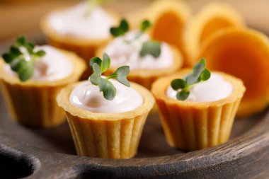 Hafif kremalı kanepeler. Mikro yeşilliklerle hayat. Aperatif atıştırmalık konsepti. Yakın plan.