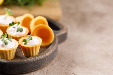 Hafif kremalı kanepeler. Mikro yeşilliklerle hayat. Aperatif atıştırmalık konsepti. Yakın plan.