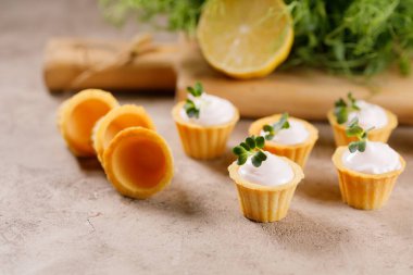 Hafif kremalı kanepeler. Mikro yeşilliklerle hayat. Aperatif atıştırmalık konsepti. Yakın plan.