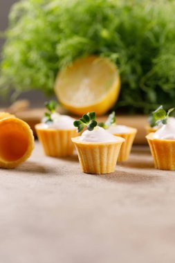 Hafif kremalı kanepeler. Mikro yeşilliklerle hayat. Aperatif atıştırmalık konsepti. Yakın plan.