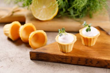 Hafif kremalı kanepeler. Mikro yeşilliklerle hayat. Aperatif atıştırmalık konsepti. Yakın plan.