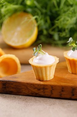 Hafif kremalı kanepeler. Mikro yeşilliklerle hayat. Aperatif atıştırmalık konsepti. Yakın plan.