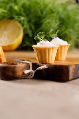 Hafif kremalı kanepeler. Mikro yeşilliklerle hayat. Aperatif atıştırmalık konsepti. Yakın plan.