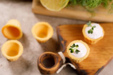 Hafif kremalı kanepeler. Mikro yeşilliklerle hayat. Aperatif atıştırmalık konsepti. Yakın plan.