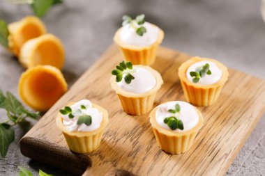 Hafif kremalı kanepeler. Mikro yeşilliklerle hayat. Aperatif atıştırmalık konsepti. Yakın plan.