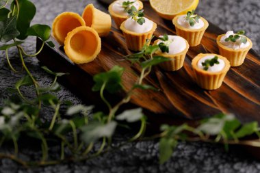 Hafif kremalı kanepeler. Mikro yeşilliklerle hayat. Aperatif atıştırmalık konsepti. Yakın plan.