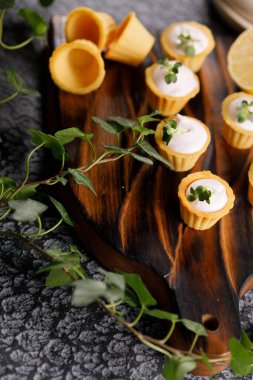 Hafif kremalı kanepeler. Mikro yeşilliklerle hayat. Aperatif atıştırmalık konsepti. Yakın plan.