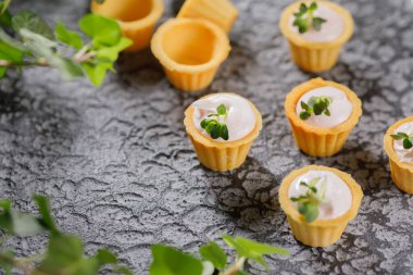 Hafif kremalı kanepeler. Mikro yeşilliklerle hayat. Aperatif atıştırmalık konsepti. Yakın plan.