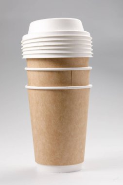 Kapaklı kahve fincanları. Beyaz bir arkaplanda izole edilmiş.