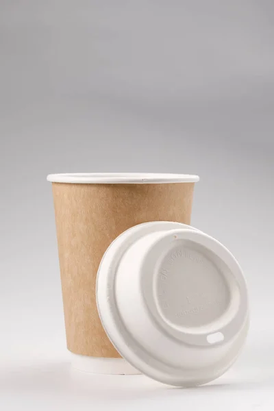 带盖子的外卖咖啡杯 被白色背景隔离 — 图库照片
