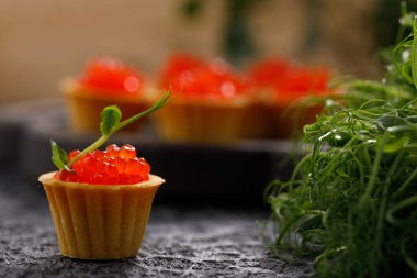 Kırmızı havyarlı ve mikroyeşil desenli iştah açıcı tart. Tatil kavramı.