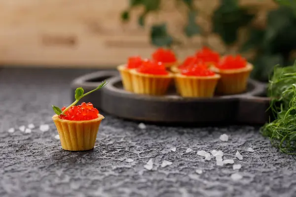Tartaletas Apetitosas Con Caviar Rojo Decoración Microverde Concepto Vacaciones — Foto de Stock