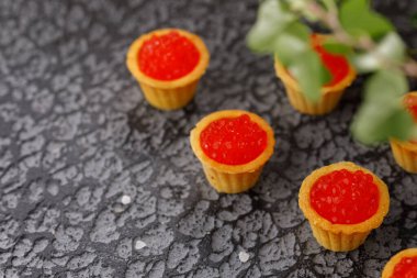 Kırmızı havyarlı ve mikroyeşil desenli iştah açıcı tartlar. Tatil kavramı.