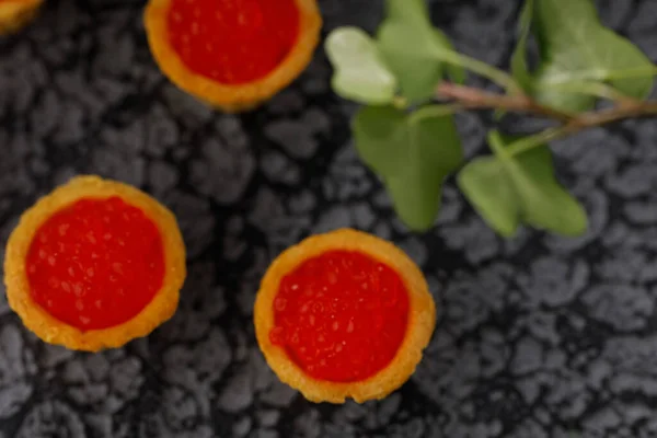 Tartaletas Apetitosas Con Caviar Rojo Decoración Microverde Concepto Vacaciones — Foto de Stock
