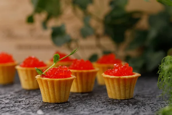 Appetizing Tartlets Dengan Kaviar Merah Dan Dekorasi Microgreen Konsep Holiday — Stok Foto