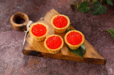 Dekoratif panoda servis için kırmızı havyarlı iştah açıcı tartlar. Tatil kavramı.