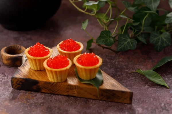 Appetizing Tartlets Dengan Kaviar Merah Pada Papan Dekoratif Untuk Melayani — Stok Foto