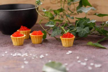 Kırmızı havyarlı tart. Tatil konsepti. Yeşillik dekoru olan bir hayat.