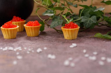 Kırmızı havyarlı tart. Tatil konsepti. Yeşillik dekoru olan bir hayat.