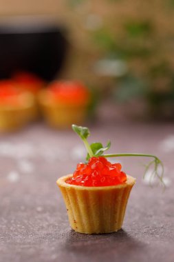 Kırmızı havyarlı ve mikroyeşil desenli iştah açıcı tart. Tatil kavramı.